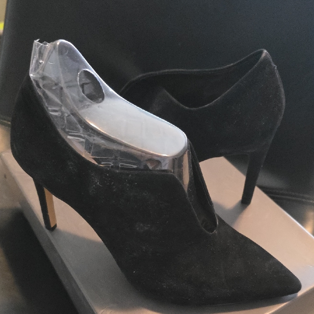 Vince Camuto Black True Suede Heels 7m Vc- Metseya